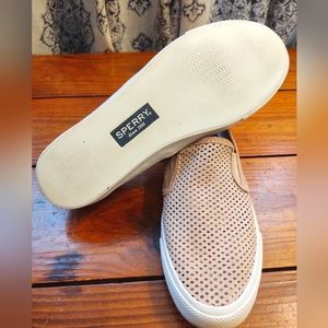 Women's Crest Twin Gore Perforated Slip On Sneaker sz9.5